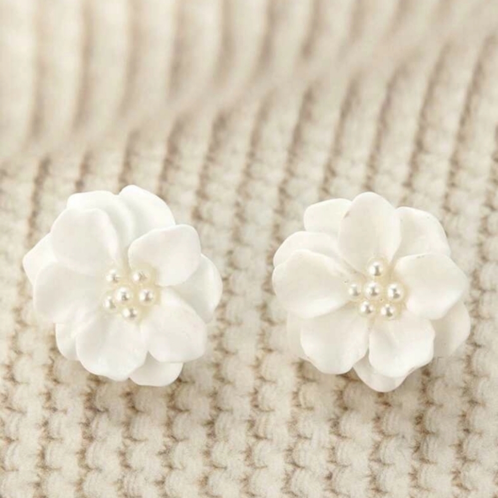 *Amora* White Flowers Earrings - Picture 2 of 4